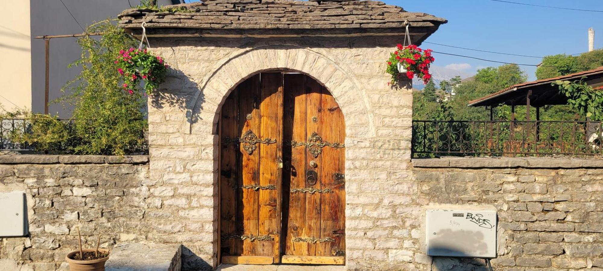 Guest House Emily Gjirokastër Екстериор снимка